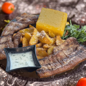 Fleica de porc cu cartofi wedges ,mujdei si mamaliguta /470 gr